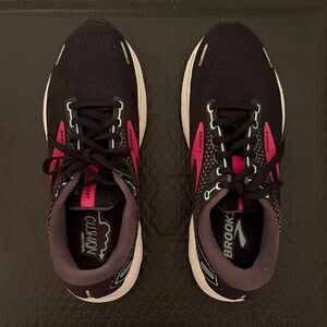 Brooks Women's Black and Pink Sneakers